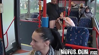 Mofos - mofos b sides - (bonnie) - na verejnosti zábery z milostného mestského autobusu